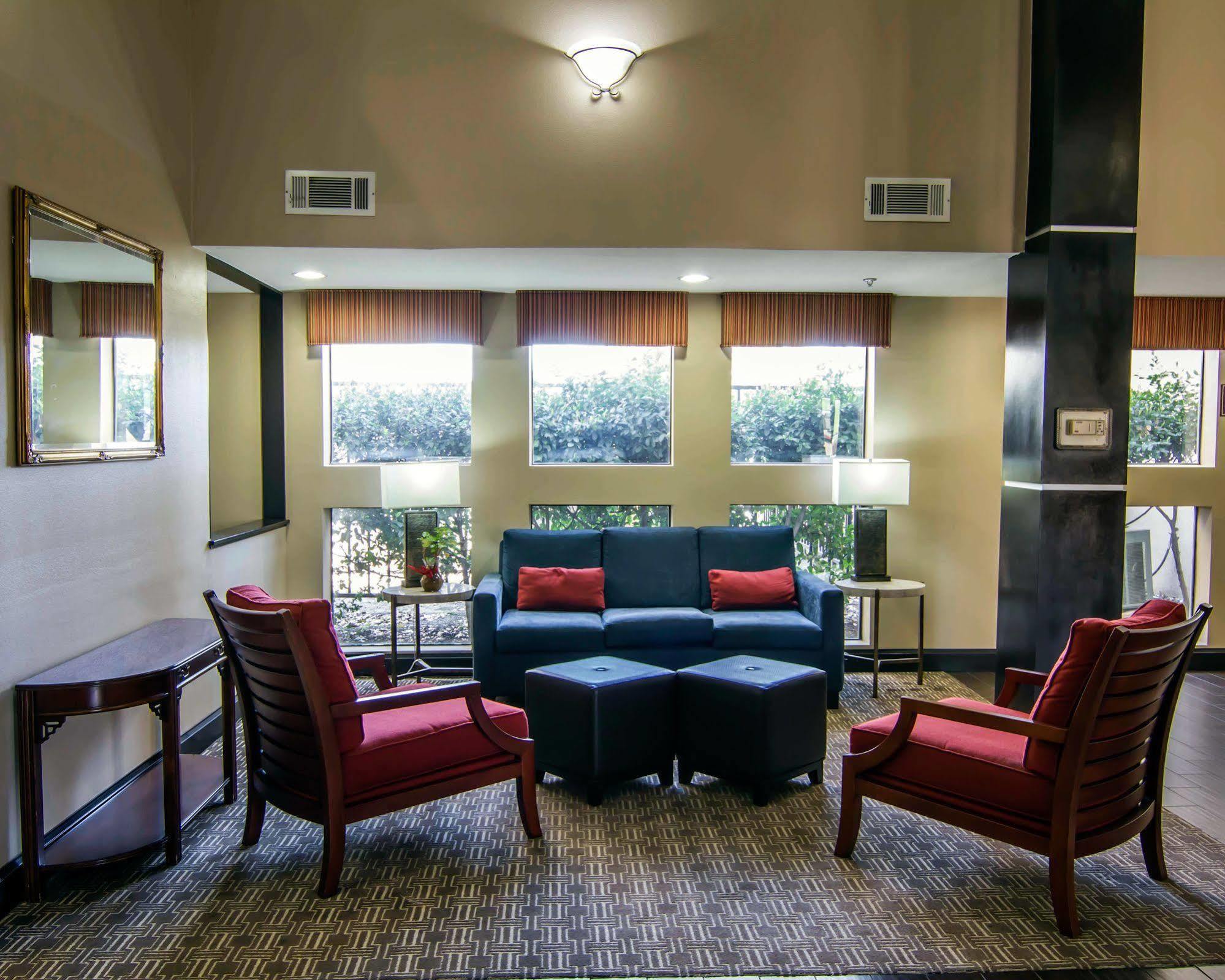 Comfort Inn & Suites Love Field - Dallas Market Center Exterior photo